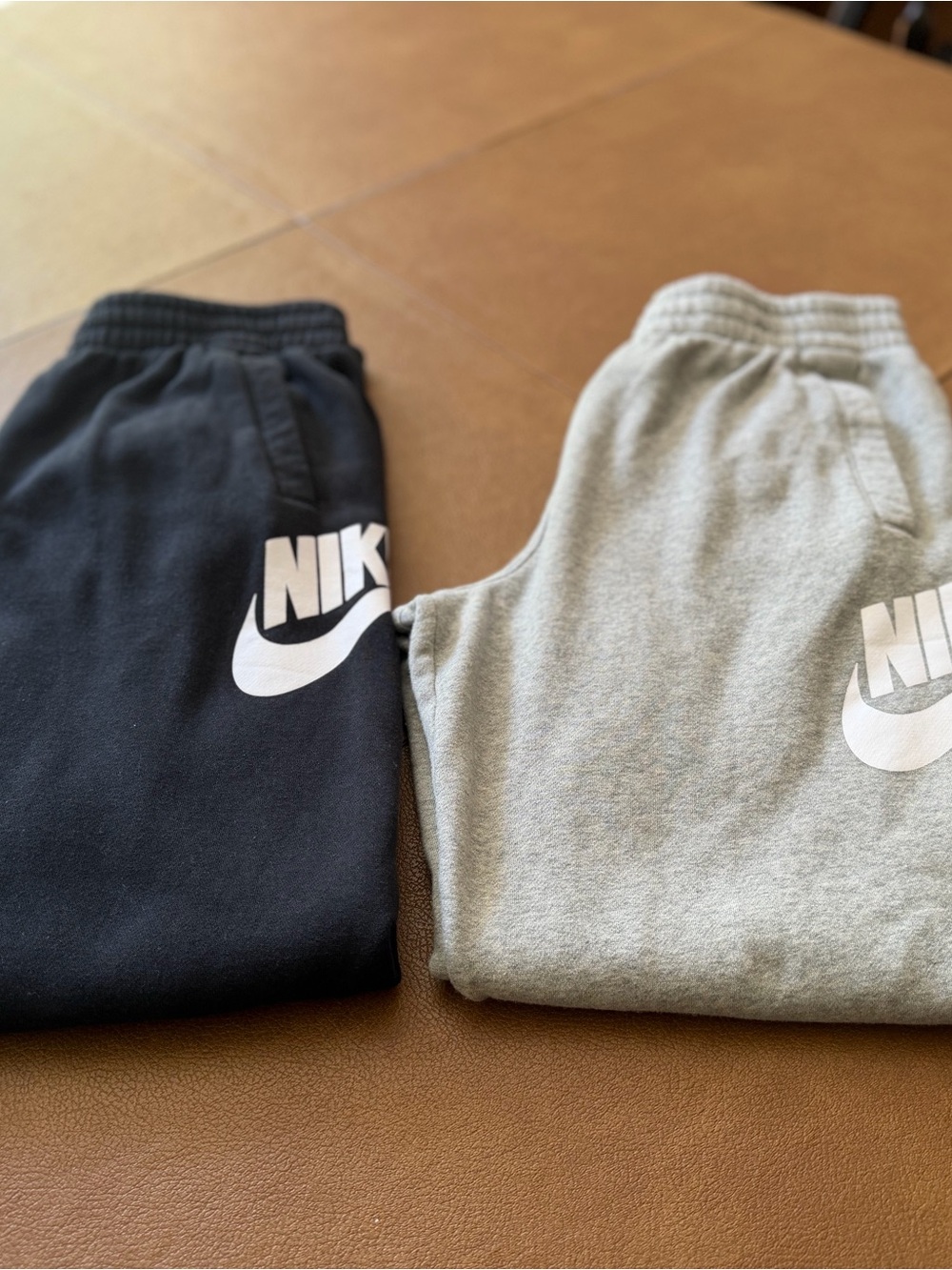 Boys – Nike Sweatpants in Black and Gray. Size XL